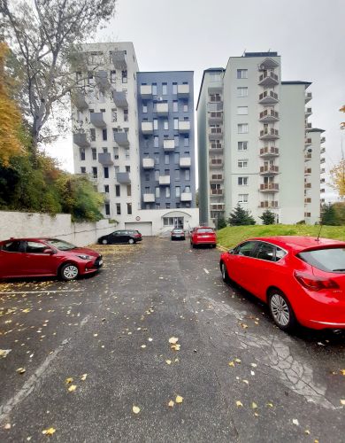 2 izbový krásny veľkometrážny byt s garážovým statím v 12. ročnej novostavbe  nachádzajúci sa na Rozvodnej  ulici v mestskej časti Nové Mesto